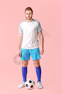 彩色背景上的男足球运动员图片
