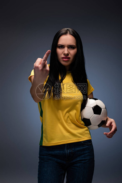 积极进取的女足球迷握着球同时图片