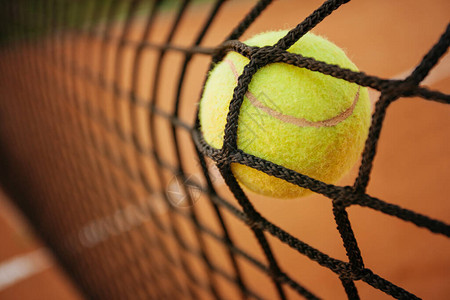 网球在网球法庭上打网图片