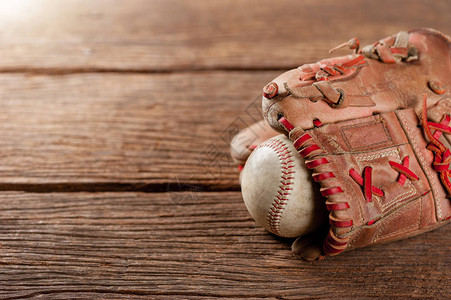 旧式棒球手套在手掌上用木制背景草地深图片