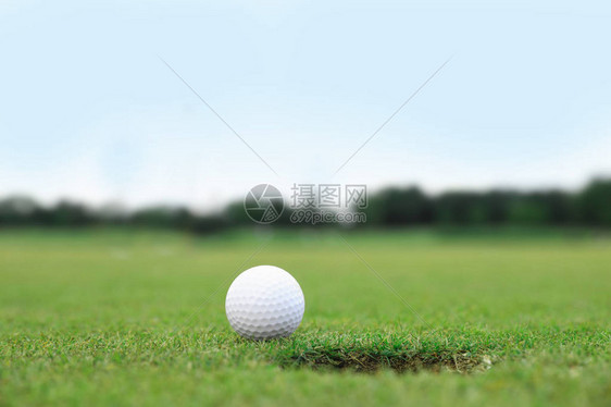 高尔夫球场上的球洞附近图片