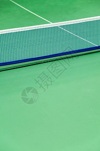 绿墙背景下的网球场网图片