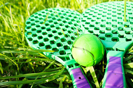 带球的羽毛球草地上的电击乡村娱乐和运图片
