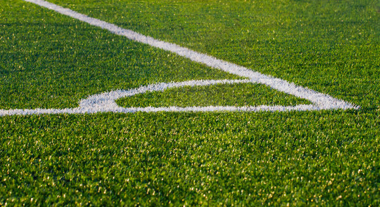 人工草地上足球场角的特写绿色草坪图片