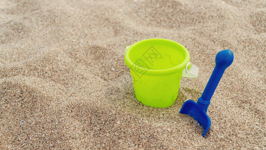 沙子中的塑料儿童玩具家庭度假概念顶视图片