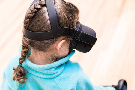 小女孩在客厅玩VR儿童游戏图片