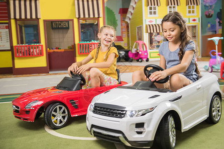 孩子们在娱乐中心开车美丽的小女孩在儿童休闲中心玩乐孩子们图片