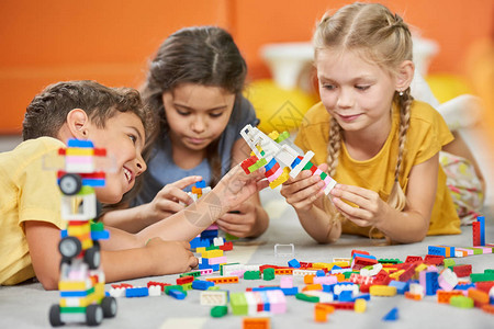 一群孩子在玩塑料块孩子们在玩构造函数为孩图片