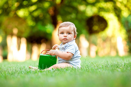 健康可爱的小孩男在草地上玩图片