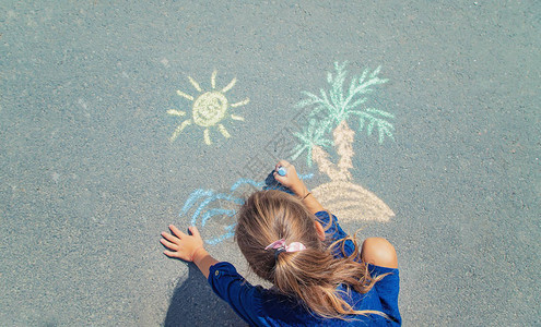 孩子在人行道上画着粉笔有选择图片