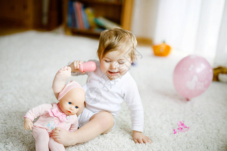 可爱漂亮的小女婴在家里或托儿所玩具娃快乐健康的孩子玩不同的玩具幼儿学图片
