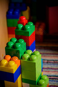 很多五颜六色的彩虹玩具砖背景孤立在白色背景上的儿童教育玩具带复制图片