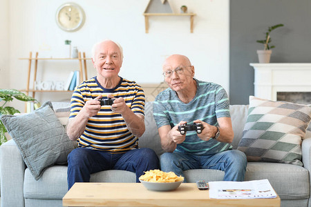 老人在家玩电子游戏图片