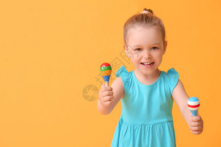 彩色背景上带玩具的小女孩图片