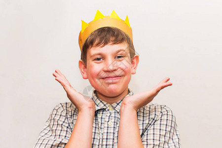 白色背景上头戴皇冠的少年图片