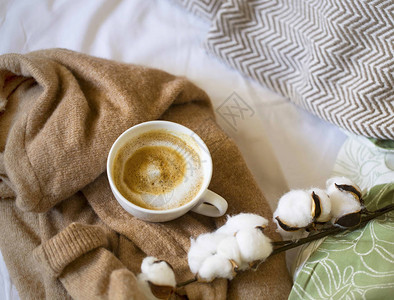 秋或冬室内仍然活着咖啡杯在羊绒卡花上图片
