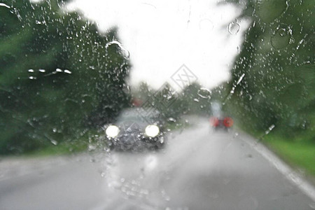 雨天的交通摘要从汽图片