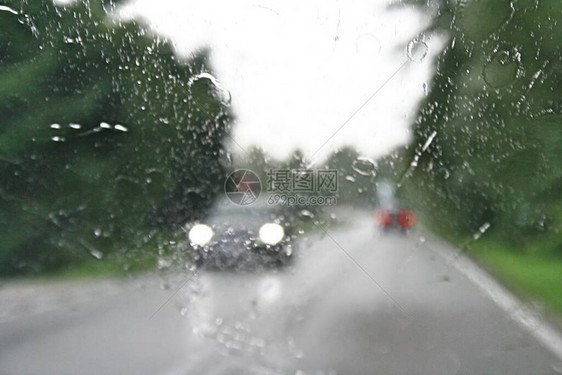 雨天的交通摘要从汽图片