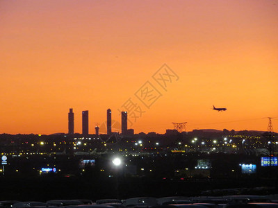 飞机在西班牙马德里机场降落的美景图片