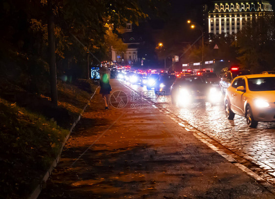 城市夜晚街道上的交通堵塞城市夜景文本的地方汽车图片
