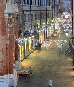 维琴扎市的圣诞节灯光和非常图片