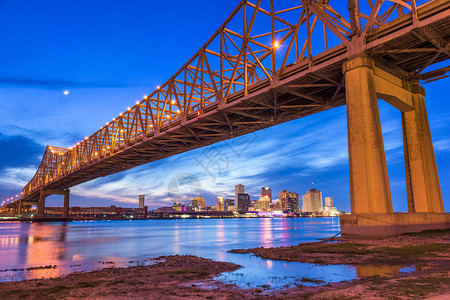 美国在黄昏时分在密西比河上的图片