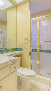 淋浴间与厕所和虚荣区隔开一扇玻璃门图片