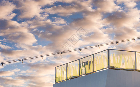 斯特恩利多甲板玻璃窗台和光线绳在日图片