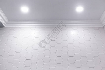 白色六角瓷砖墙在浴室角落的真照片图片
