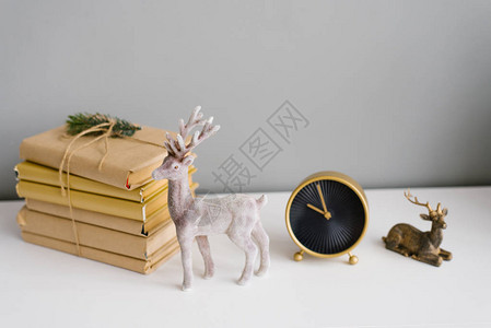 玩具纪念纪念圣诞驯鹿一堆书和房子装饰图片