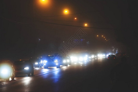 夜晚在一条大雾漫的公路背景图片