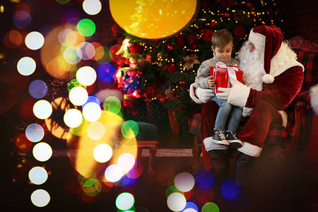 圣诞老人和小男孩在圣诞树图片