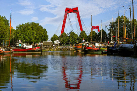 鹿特丹威廉斯堡大桥的景色鹿特丹市城景观天际线鲜红色的桥背景图片