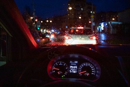 夜城市街道驾驶车灯光图片