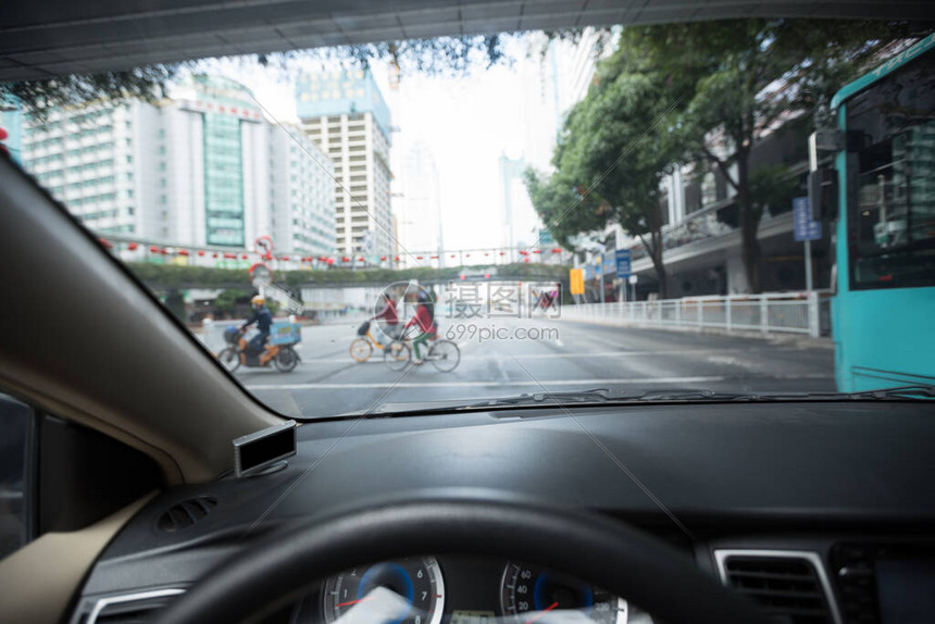 深圳春庆中华节在交通灯前等车行驶于深圳市图片