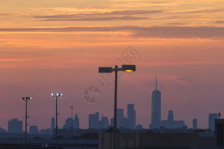 从FFK机场内部的市政大楼日落视图图片