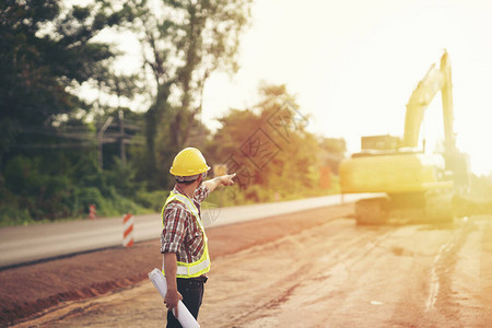 工程人员在有机械的公路建筑工图片