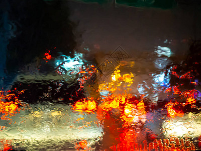 散而为雨雨季抽象背景上带有散景的车窗上的雨滴模糊汽车驾驶概念中雨水在玻璃插画