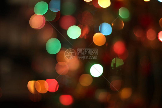 各种颜色的圣诞花环迷离的灯光图片
