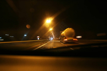 夜晚的轨迹路边模糊灯光开动图片