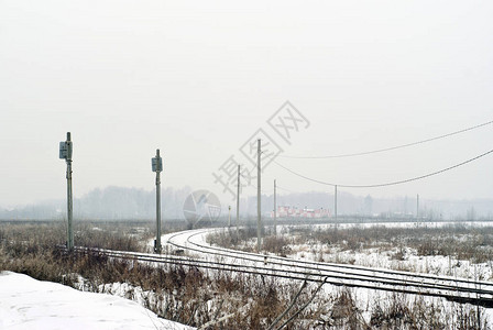在雾蒙的雪域铁路道口图片
