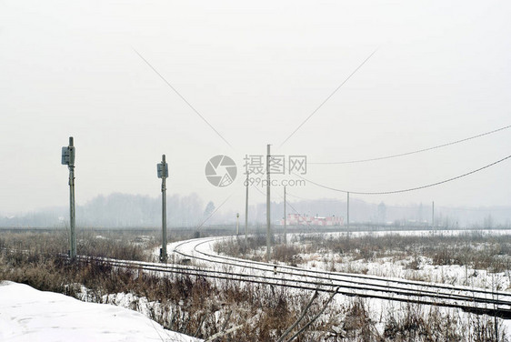 在雾蒙的雪域铁路道口图片