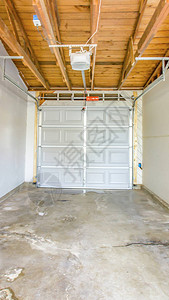 房内存储空间的垂直框架南加州的房地产照图片