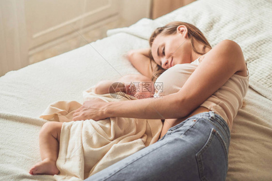 母亲和哺乳婴儿的肖像乳图片