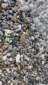 海滩上的石块海边的碎石图片