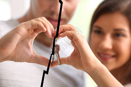 夫妻用房钥匙手握的裂痕图片