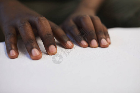 校内学习时读着盲文书的非洲盲人图片