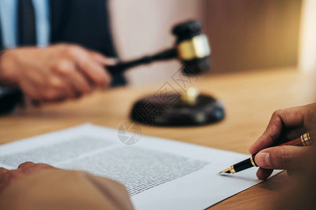 婚姻离婚关于法官木槌决定女商人和男律师之间的协商或法官之间的协商图片