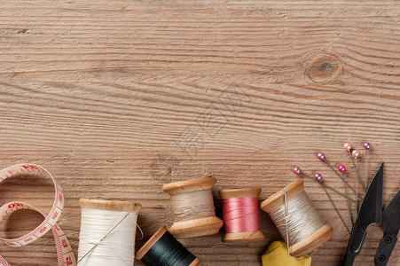 木制背景上用于缝纫和针线活的特写线图片