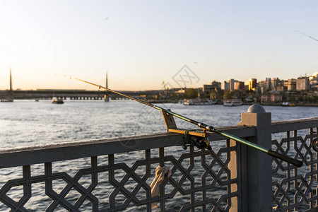 在伊斯坦布尔金角的加拉塔桥甲板上挂着一条钓竿图片